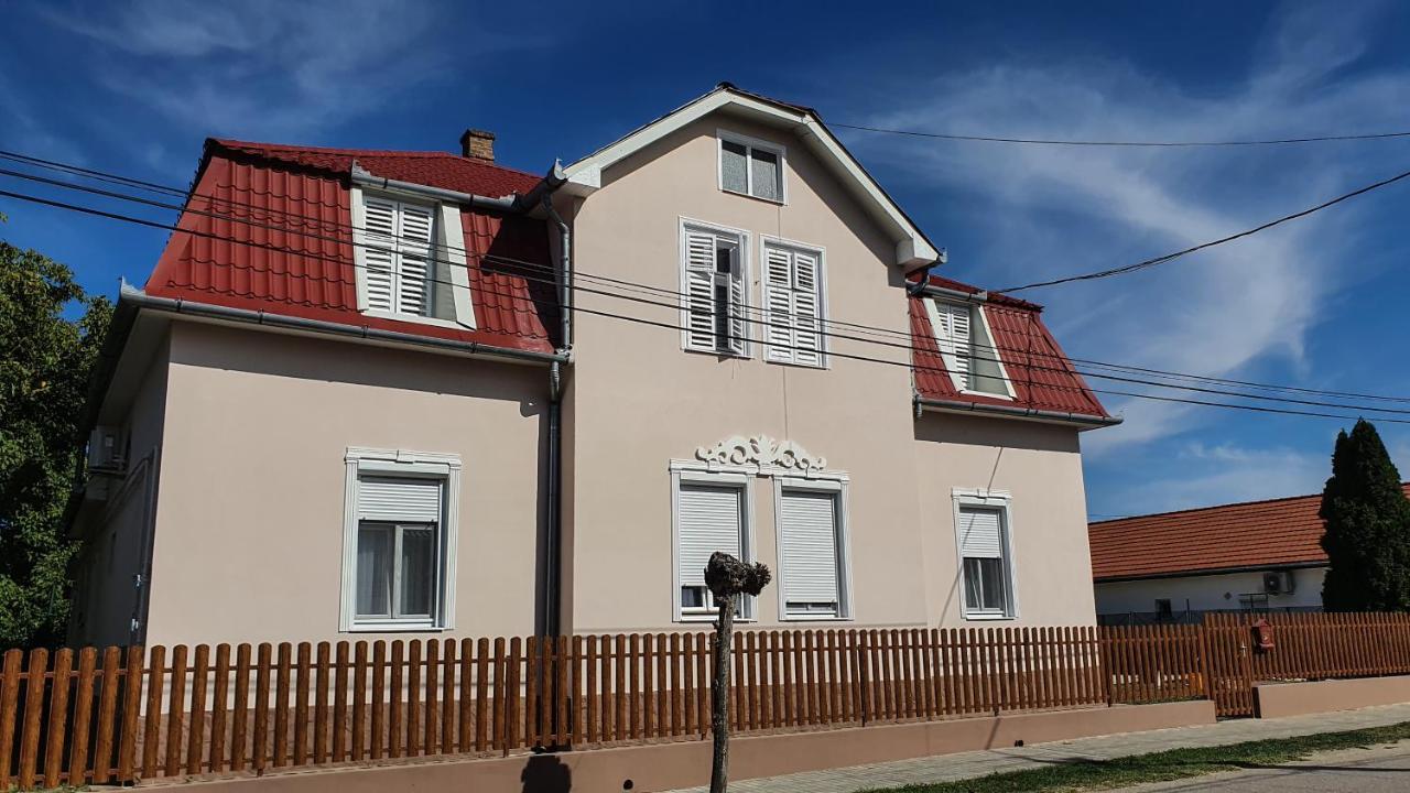 Villa Napsugar Балатонлелле Екстер'єр фото